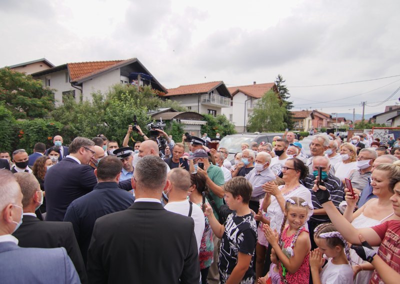 Vučić posjetio Banju Luku, prošetao ulicama bez maske, dočekale ga stotine građana