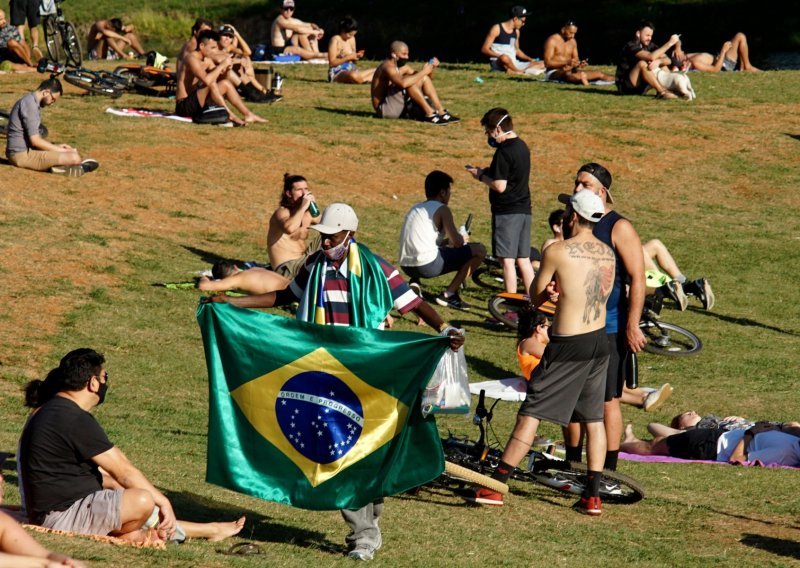 Zaraženi brazilski predsjednik bez maske razgovara s ljudima izvan rezidencije
