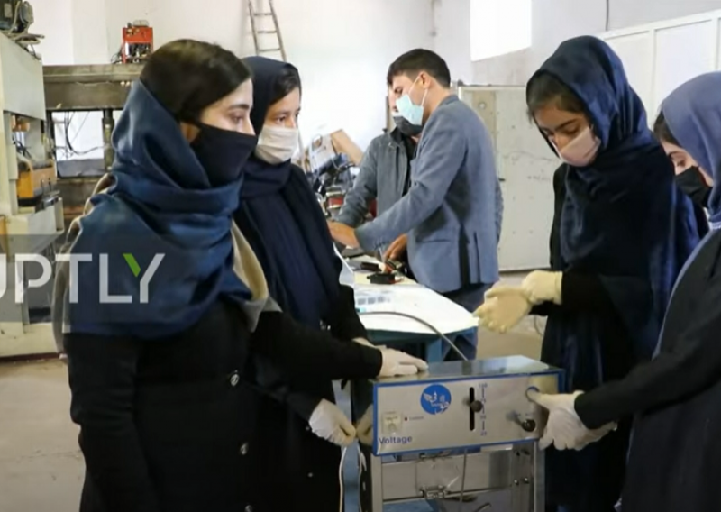 [VIDEO] Afganistanske robotičarke dizajnirale respirator od motora brisača stare Toyote