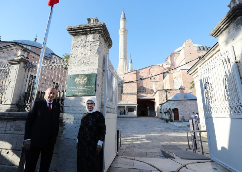 Erdogan se pridružio tisućama vjernika ispred Aje Sofije