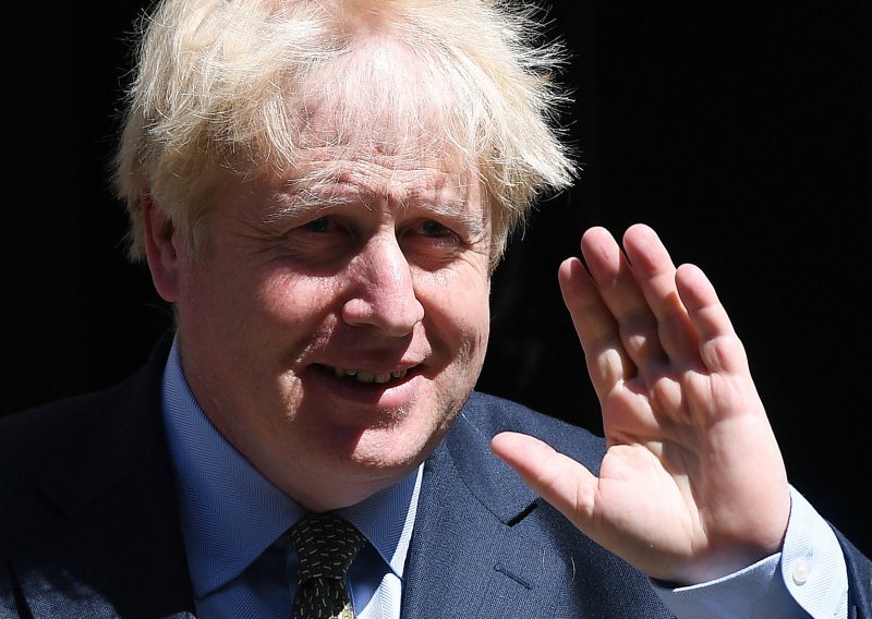 Johnson poziva Britance da smršave zbog covida-19