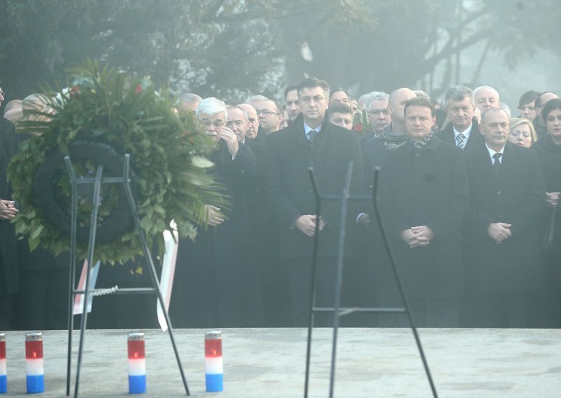 Plenković, Petrov i Bernardić položili vijence na grob Franje Tuđmana