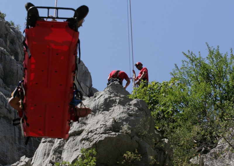 HGSS o tragediji u NP Paklenica: 35-godišnjakinja bila s mužem i djetetom na izletu, okupala se u potoku i preminula