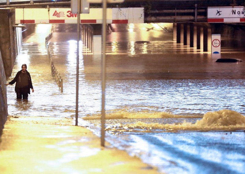 Zbog nevremena u Zagrebu 41 vatrogasna intervencija, ponovno poplavljena i Klaićeva