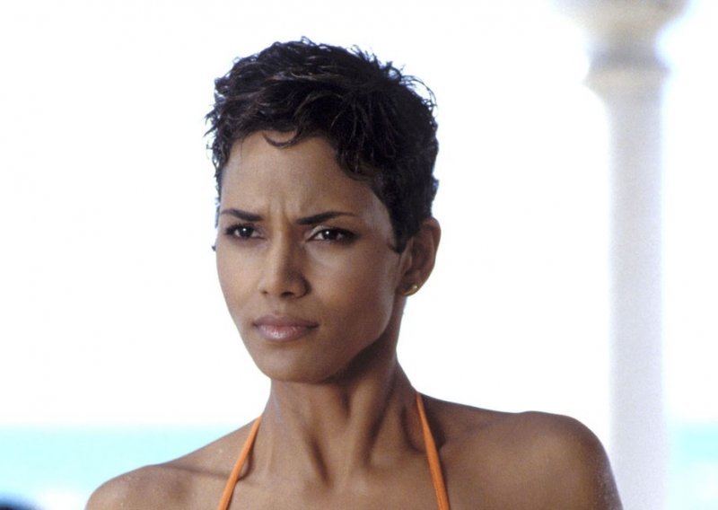 Kostim koji više otkriva nego što pokriva: Halle Berry svjesna je da izgleda dobro i to se ne srami pokazati