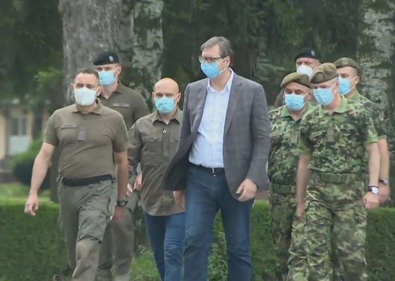 [VIDEO/FOTO] Aleksandar Vučić u Sremskoj Mitrovici najavio dosad najveća ulaganja u srpsku vojnu industriju: 'Mi sami čuvamo svoje nebo i tako ćemo nastaviti'