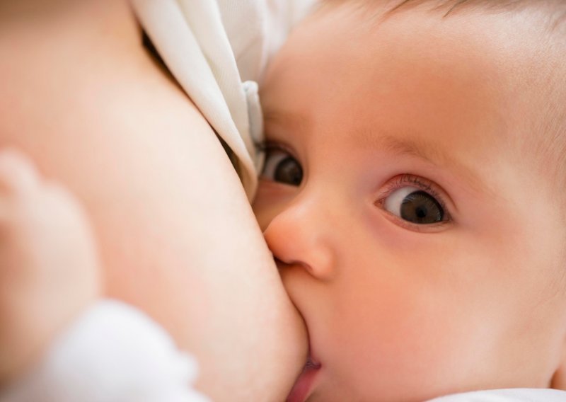 Dojenje je sigurno za bebe čak i kad su majke zaražene Covidom-19, ako se slijede upute