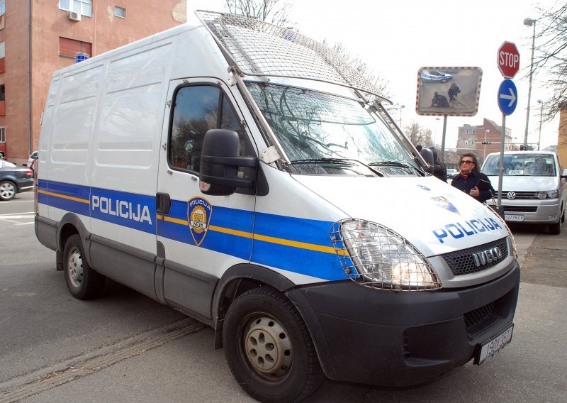 Kaos na benzinskoj na autocesti; dvojica pijanih muškaraca napadala goste na terasi, razbacivala stvari, oštetila računalo, a kad je stigla policija, svoj bijes usmjerili su na njih