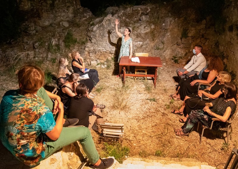 Na tri lokacije u povijesnoj jezgri Dubrovnika održana premijera predstave 'Dubrovačka zrcala'