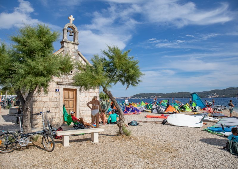 Surferski raj na Pelješcu ruši rekorde: Nema straha, vjetar odnese koronu!