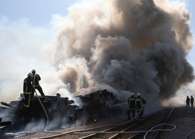 Buknuo požar uz željezničku prugu u Borovu naselju