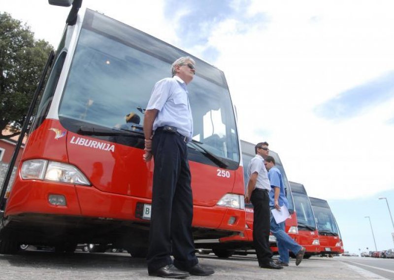 Učenici brutalno pretukli vozača gradskog autobusa