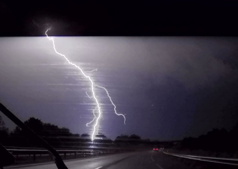 U automobilu ste za vrijeme grmljavinskog nevremena? Evo što trebate učiniti