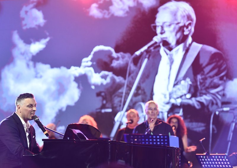 [FOTO] Koncert u Veloj Luci oživio sjećanje na legendarnog Olivera Dragojevića