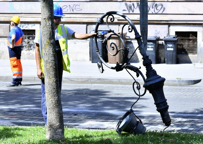 U centru Zagreba bager srušio rasvjetni stup; stup pao na tramvajski vod, izazvao kratki spoj i požar na još četiri stupa