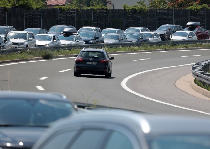 HAK: Pojačan promet na važnijim cestama i prilazima turističkim središtima