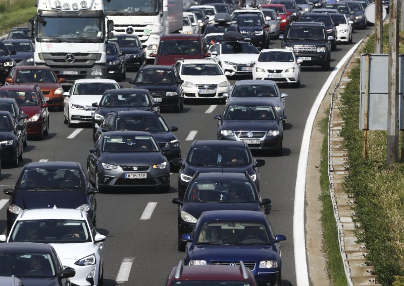 Gužve na granicama, prometna nesreća na A1 prema moru usporava promet, kolona pred naplatom Lučko