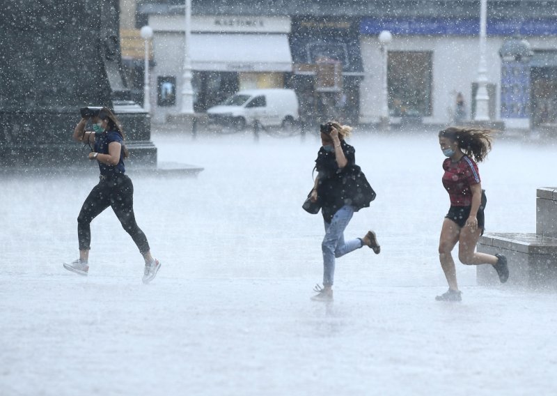 Nebo se otvorilo: Iznenadni pljusak nagnao mnoge Zagrepčane na trk