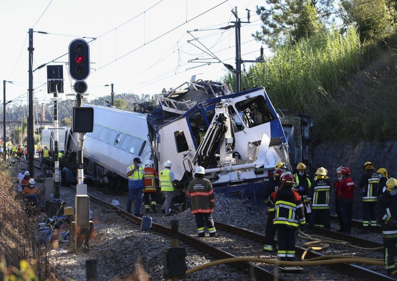 [FOTO] Dvoje poginulih u sudaru brzog vlaka sa strojem za održavanje