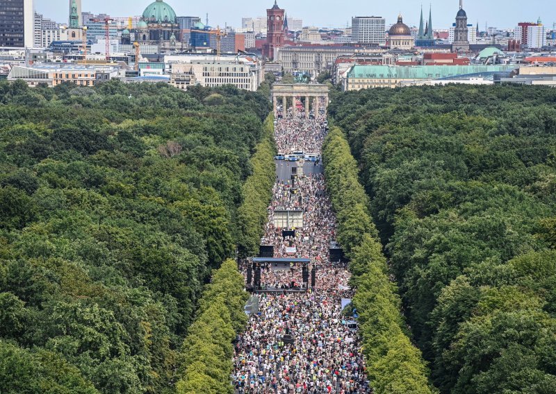 Berlin: Na mega prosvjedu protiv restriktivnih mjera ozlijeđeno najmanje 45 policajaca