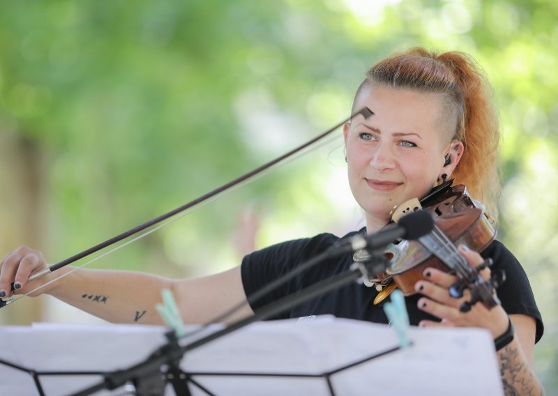 [FOTO/VIDEO] Gluhe violinistice oduševile prolaznike na Zrinjevcu