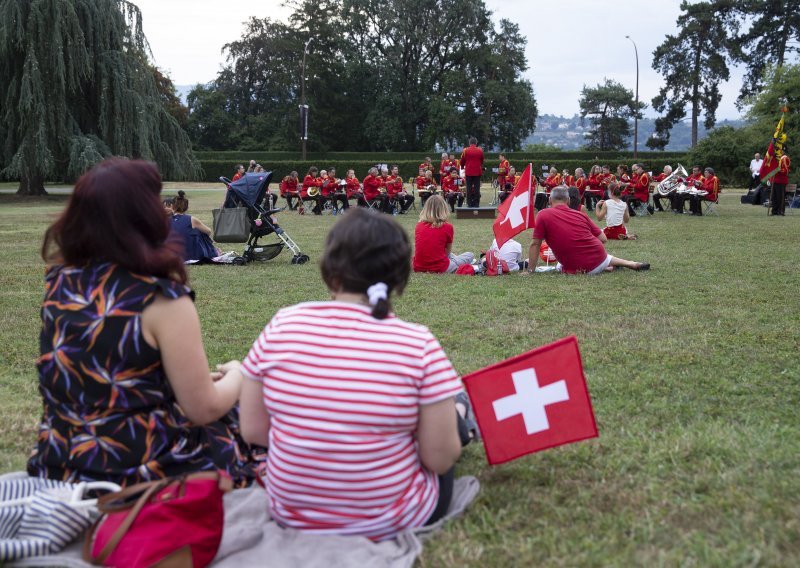 Švicarska razmatra ponovno pooštrenje restrikcija