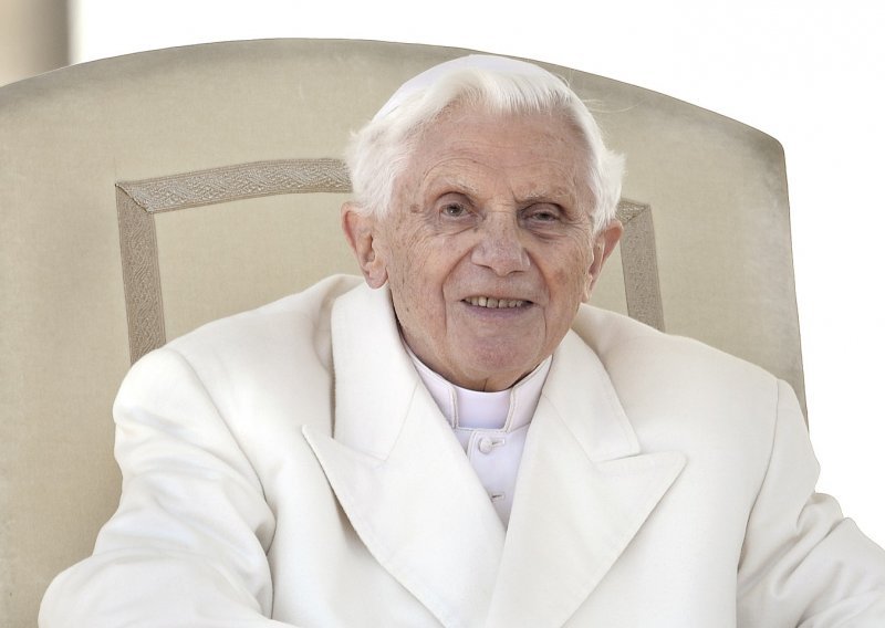 Njemački list: Bivši papa Benedikt XVI. vrlo je slab, pati od osipa na licu i povremenih bolova