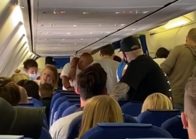 Koronavirusom zaraženi putnici na letu iz Grčke za Wales: 'Svi su skinuli maske i razgovarali, katastrofa'