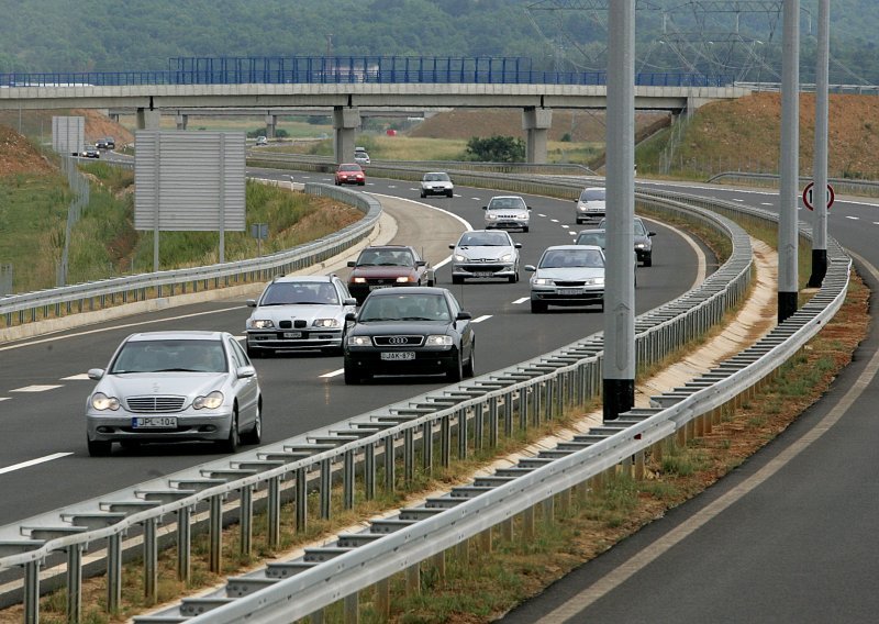 Pijan se na autocesti A1 zabio u stražnji dio teretnog vozila, udario u zaštitnu ogradu i teško se ozlijedio