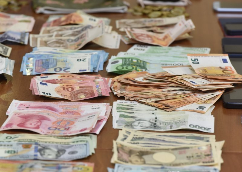 Muškarac ušetao u banku u Hvaru i lažnom punomoći pokušao s tuđeg računa podići više od dva milijuna kuna