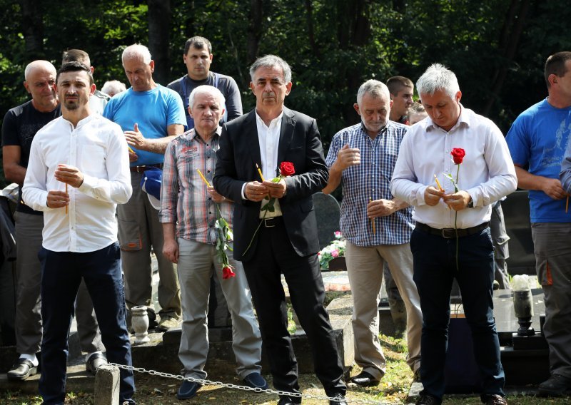 [VIDEO] Pupovac u Uzdolju: Mučki su ubijeni...Svatko tko misli da država može biti opravdanje za ovakve zločine, teško griješi!