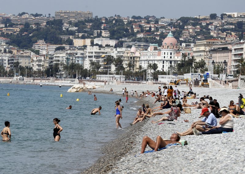 Popularno francusko turističko odredište uvelo obavezno nošenje maski na otvorenom