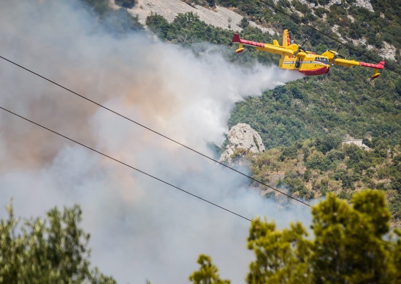 Požar kod vjetrenjača kraj Šibenika lokaliziran nakon što je opustošio osam hektara