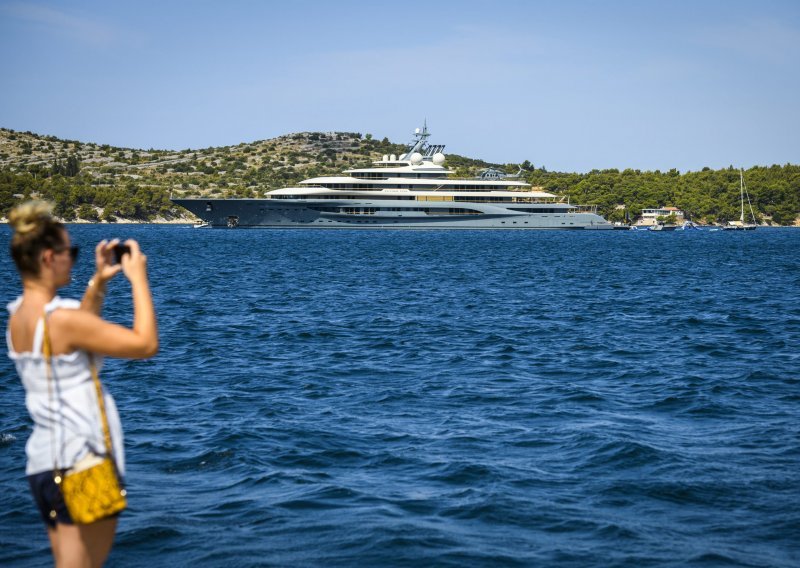 [FOTO] Luksuzna jahta koju povezuju s najbogatijim čovjekom na svijetu ponovno je u Jadranu i ponovno je usidrena