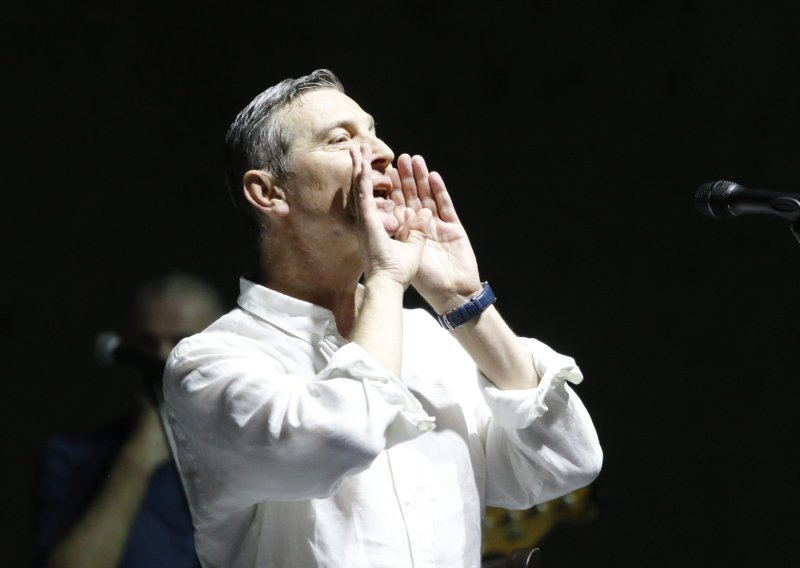 [FOTO] Odlično raspoloženi Massimo nastupio na Makarskom kutlurnom ljetu