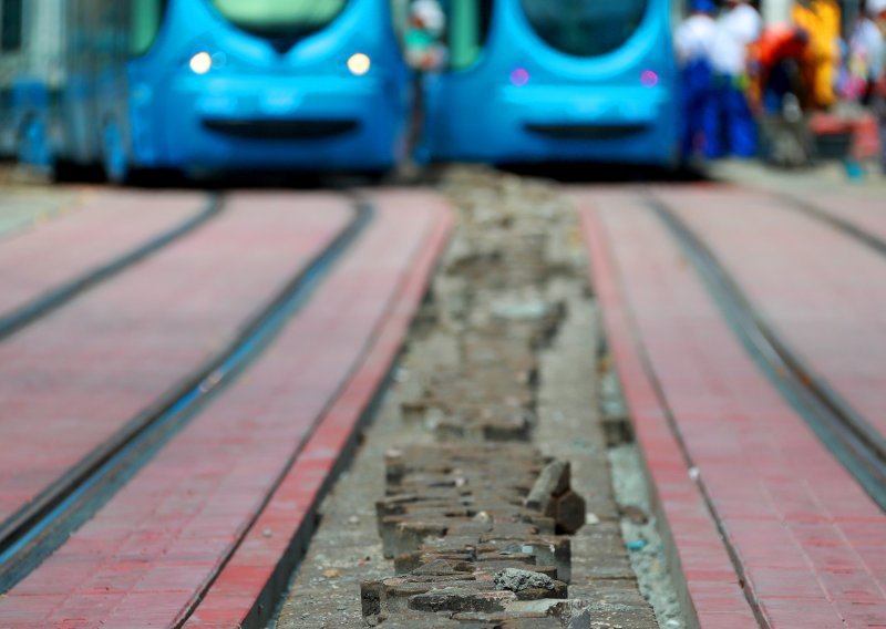 Ukida se jedna tramvajska linija, dvije mijenjaju trasu vožnje, a do daljnjega tramvaji neće voziti Držićevom ulicom