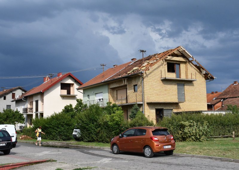 U olujnom nevremenu dijelovi krovišta teško ozlijedili ženu u Slavonskom Brodu