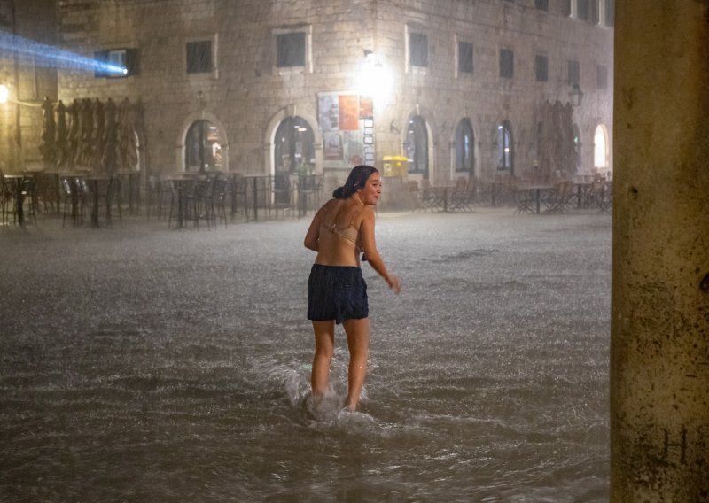 [FOTO/VIDEO] Žestoko nevrijeme poplavilo Stradun, neki se odlučili okupati