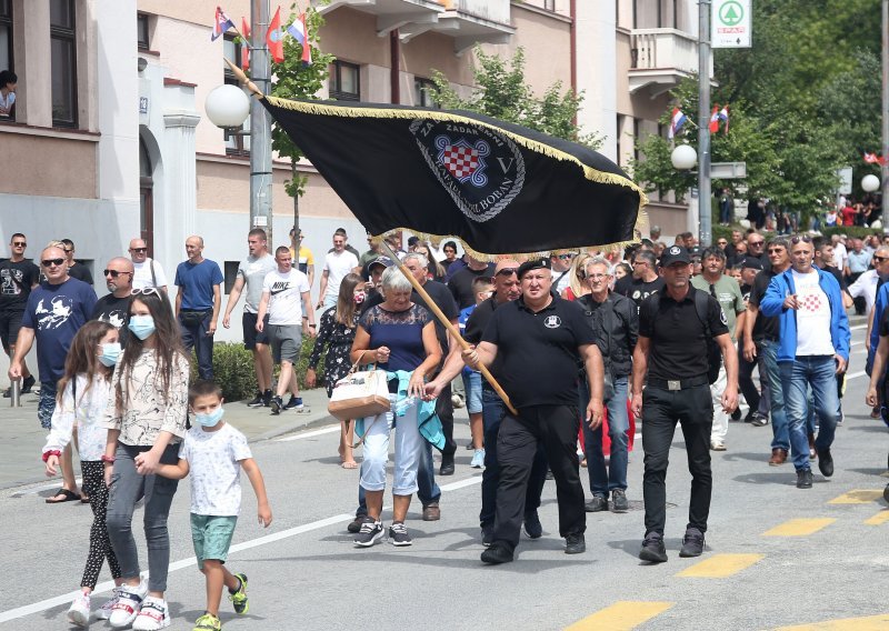 [VIDEO/FOTO] Pogledajte raspjevane HOS-ovce nakon što ih je propustio kordon vojne i specijalne policije u Kninu