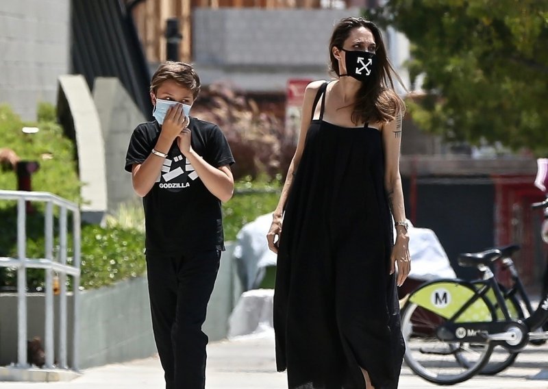 S maskom od 660 kuna Angelina Jolie se modno uskladila sa sinom Knoxom, ali i pokazala humanitarnu stranu