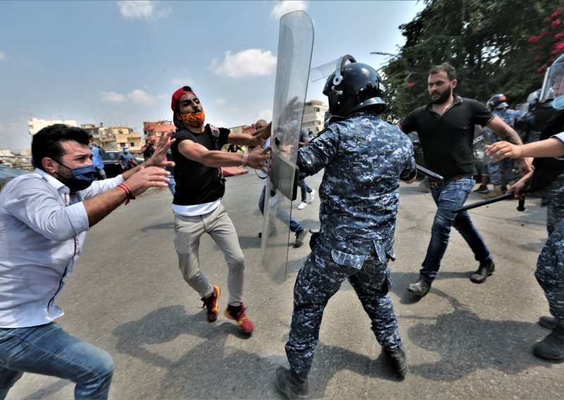 Policija u Bejrutu suzavcem branila parlament od prosvjednika