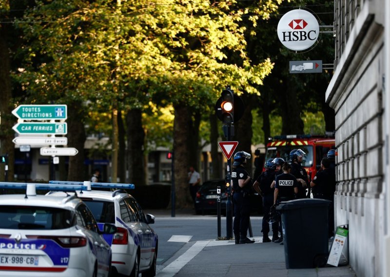 Naoružani muškarac drži taoce u francuskoj banci