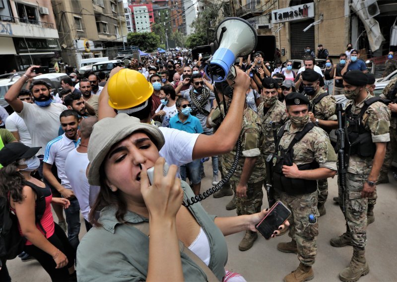 Kaos u Libanonu: Suzavcem na prosvjednike nakon kataklizmične eksplozije