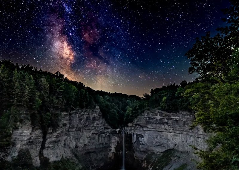 Opustite se uz meditativni timelapse božanstvenog vodopada