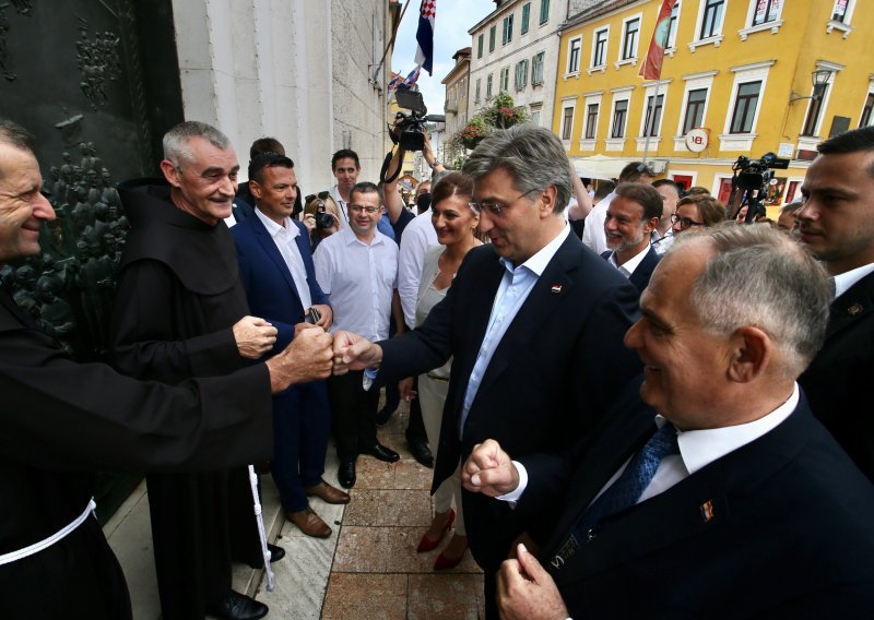 [FOTO] Andrej Plenković: Dobro je da Pupovac kao čelnik SDSS-a ode u Škabrnju. Izgledno je da ću ja krajem rujna otići u Varivode