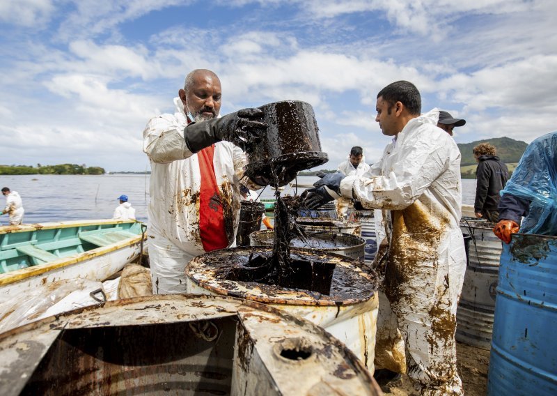 [FOTO] Očajni stanovnici Mauricijusa pokušavaju zaustaviti izlijevanje nafte u more