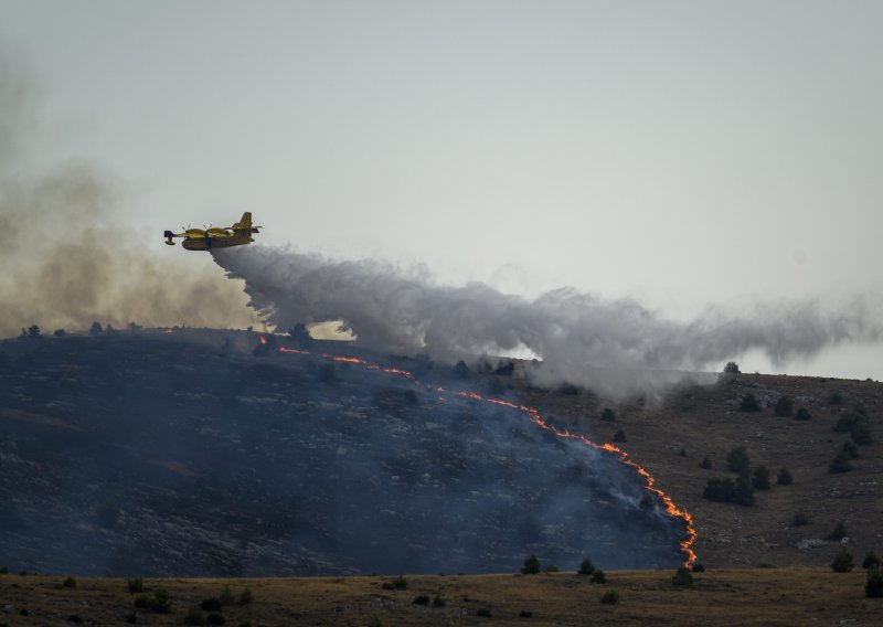 [VIDEO/FOTO] Čak sedam protupožarnih aviona u akciji kod Šibenika i Primoštena