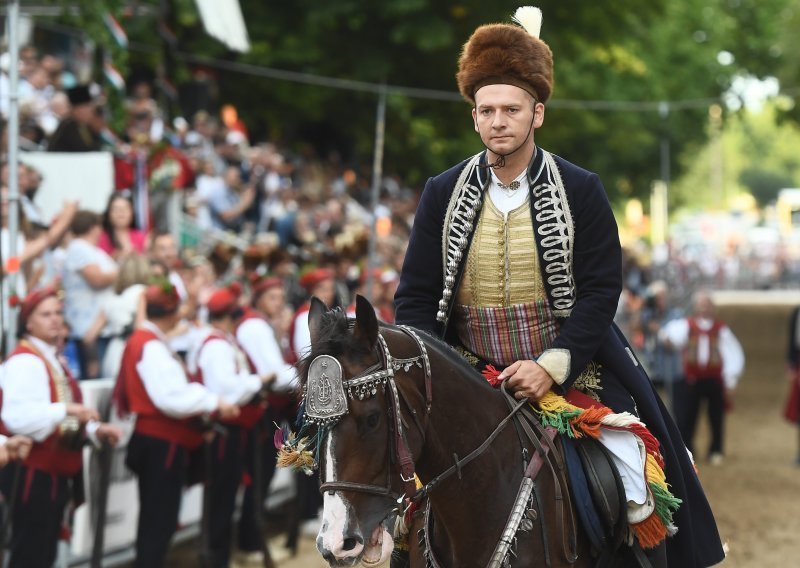 [FOTO] Ivo Zorica slavodobitnik 305. Sinjske alke, pogledajte tko je došao gledati višestoljetnu vitešku igru