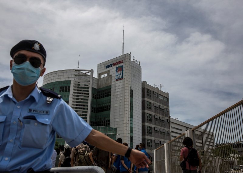 Hong Kong: Novine prkose Pekingu nakon uhićenja njihovog vlasnika