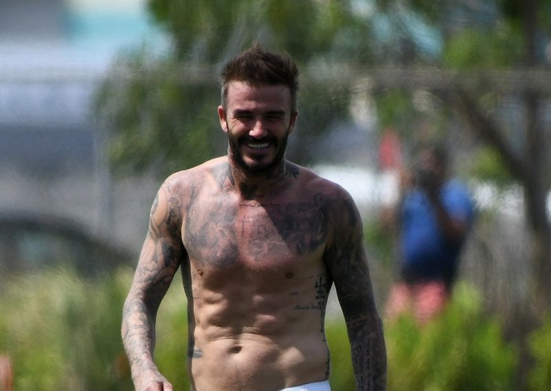 David Beckham i dalje se ima čime pohvaliti: Nema tko nije gledao u njegov isklesani torzo na plaži